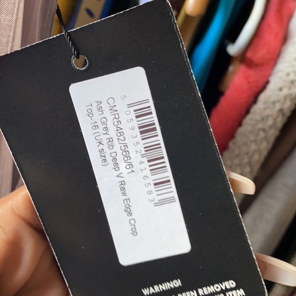 V neck cut grey crop top - Picture 4 of 4